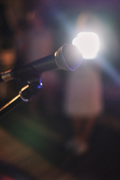 Microfone no palco. microfone close-up no clube de jazz antes do show