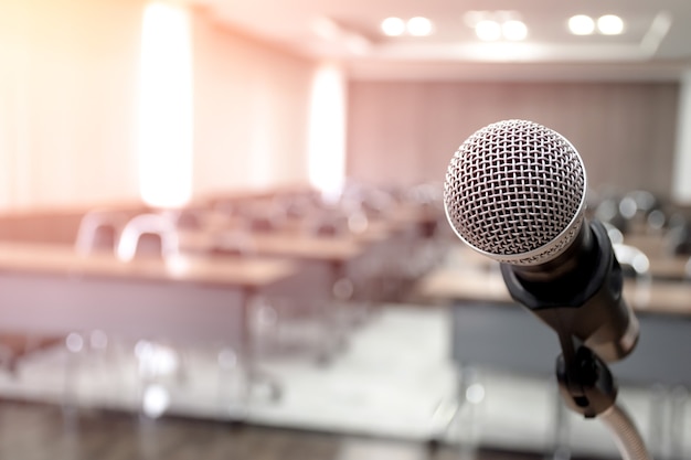 Microfone no palco na sala de seminário