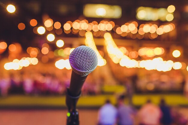 Microfone no palco para a cerimônia de abertura e apresentações desfocando a cena do filme