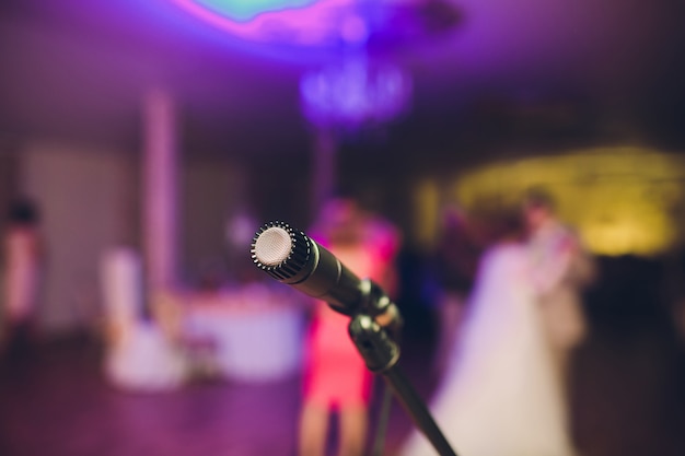 Microfone para um músico, noite de casamento em um restaurante.