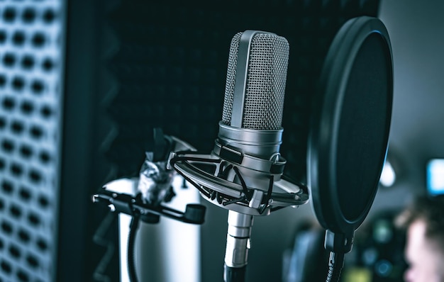 Microfone profissional em estúdio de gravação para criação de música microfone closeup para rock e pop vocal pr