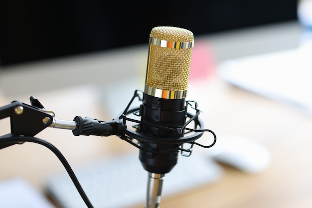 Microfone profissional goldblack para performances de podcast ou conceito de estúdio de gravação