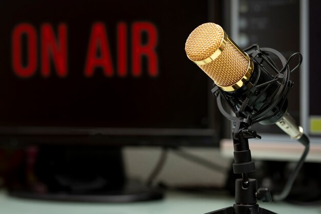 Microfone profissional na mesa de trabalho para transmissão de podcast ou fala por rádio