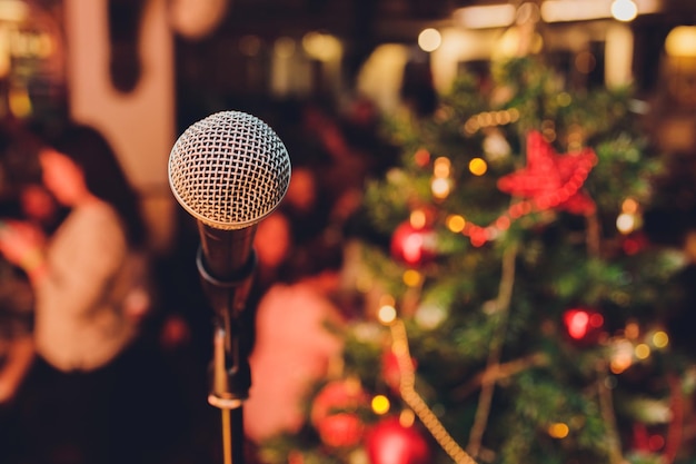 Microfone retrô no palco de um bar ou restaurante americano durante um show noturno