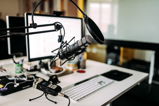 Foto microfone sobre a mesa no estúdio de rádio.