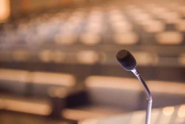 Microfone sobre o conceito borrado da sala de conferências.