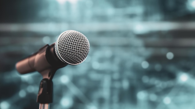 Microfones Fundo de fala em público Fechar o microfone no suporte para performance de palco de apresentação de discurso de alto-falante ou fundos de conferência de imprensa