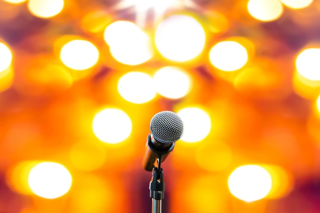 Microfones Fundo para falar em público Feche o microfone no suporte para apresentação de discurso de alto-falante, desempenho de palco ou fundos de conferência de imprensa