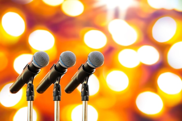 Foto microfones para discursos públicos e conferências de imprensa de fundo