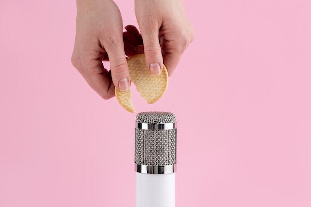 Foto micrófono asmr con papas fritas para sonido