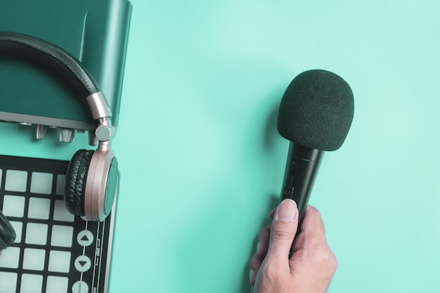 Foto micrófono y auriculares con interfaz de música en azul