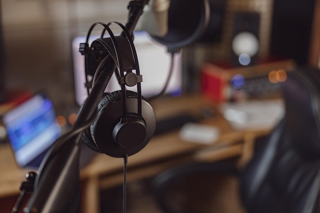 Micrófono y auriculares profesionales en el lugar de trabajo para la radiodifusión y el espacio de ensayo musical