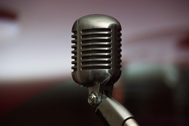 Foto un micrófono de calidad en una radio