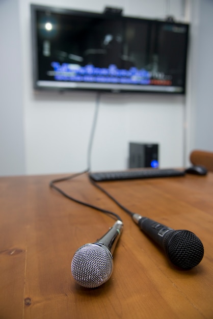 El micrófono se coloca sobre la mesa para cantar karaoke