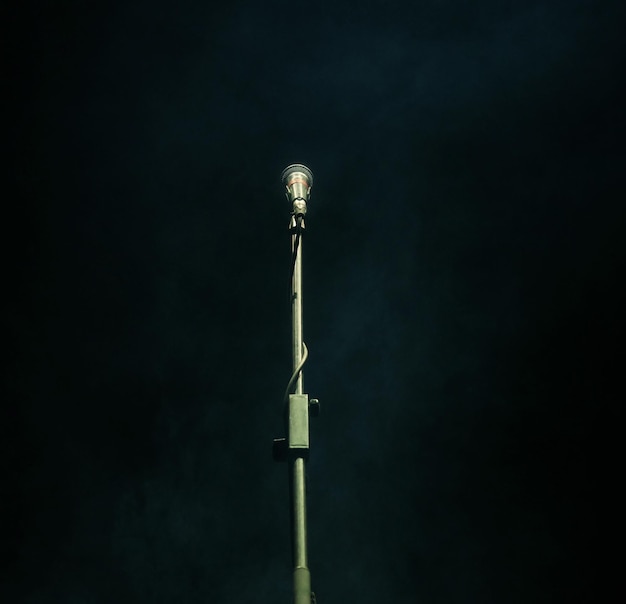 Micrófono en concepto de instrumento de música de fondo oscuro