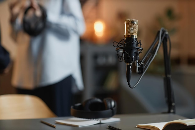 Micrófono de condensador en el estudio de podcast
