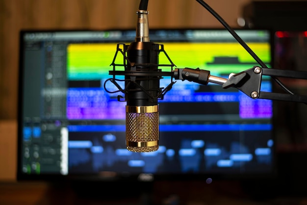 Micrófono dorado En sala de grabación y computadora para trabajar Estudio de grabación