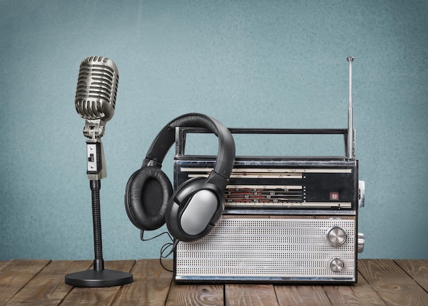 Micrófono de estilo retro, radio antigua y auriculares.