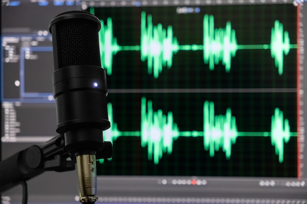Micrófono de estudio Grabación de audio de podcast En primer plano del micrófono Grabacion de audio en el fondo