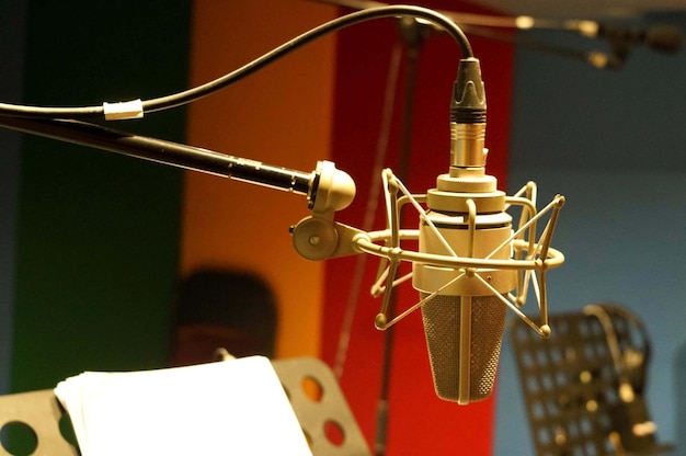 Micrófono en el fondo del estudio de grabación con espacio de copia