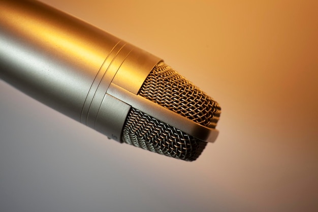 Micrófono de fondo de estudio con grabador de sonido de dispositivo de audio a la luz de la lámpara
