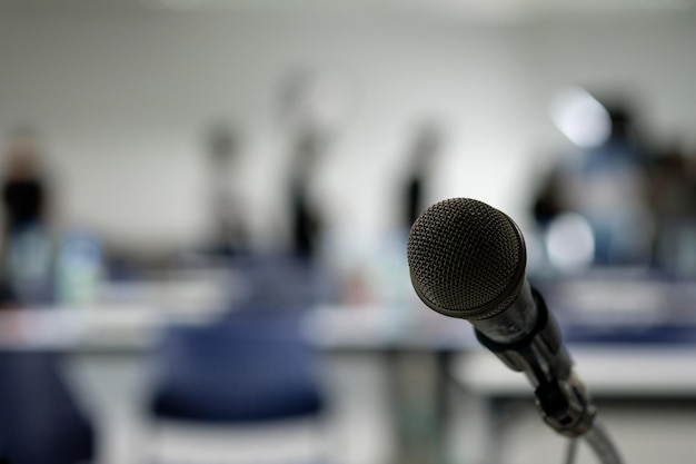 Micrófono en la foto borrosa abstracta del fondo de la sala de seminarios