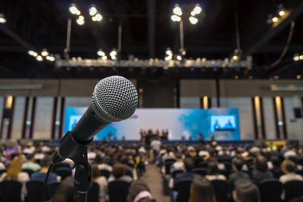 Micrófono con foto borrosa abstracta de la sala de conferencias o sala de reuniones