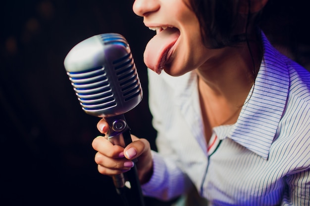 Micrófono moderno para cantar contra un hermoso bokeh de colores borrosos.