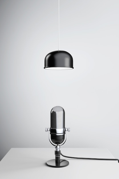 Micrófono de plata vintage debajo de la lámpara de metal en la mesa de madera. Representación 3D