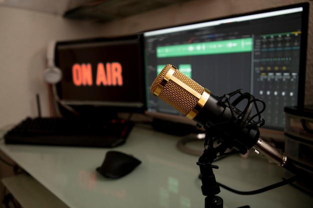 Micrófono profesional en la mesa de trabajo para transmisión de podcasts o radiodifusión