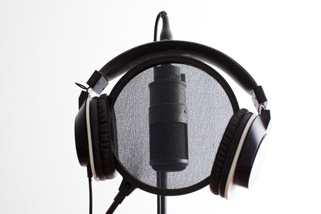 El micrófono profesional y otros equipos de estudio para transmisiones en vivo.