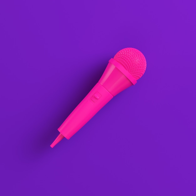 Micrófono rosa sobre fondo morado. Concepto de minimalismo