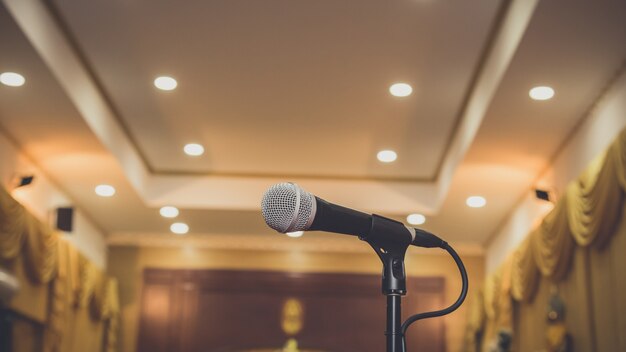 Micrófono en sala de seminarios