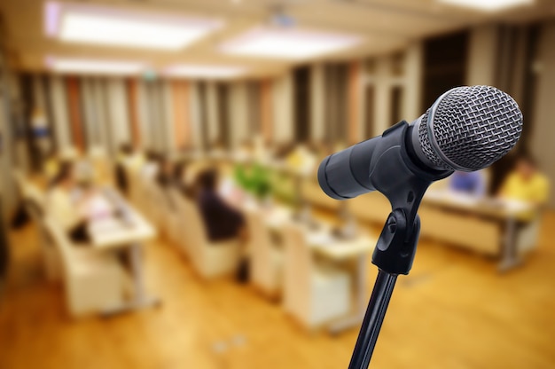 Micrófono sobre el foro de negocios borroso Reunión o conferencia