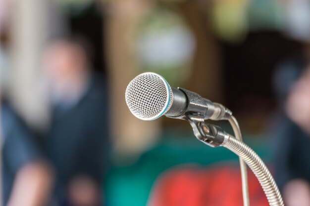 Micrófono en el uso de la sala de reuniones para amplificar la conversación