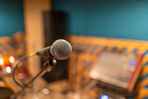 Micrófono vocal clásico en el estudio de ensayo ensayo de la banda de música de primer plano