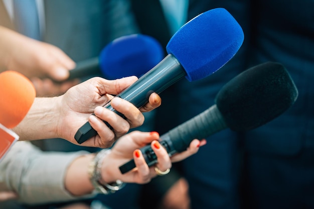 Micrófonos de entrevistas de los medios después de una conferencia de prensa