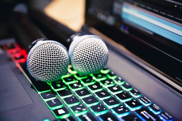 Los micrófonos profesionales en el teclado tienen luz verde.