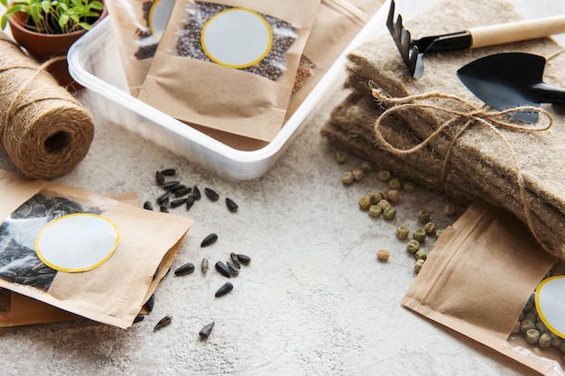 Foto microgreen-samen in papiertüten und ausrüstung für die aussaat von microgreens