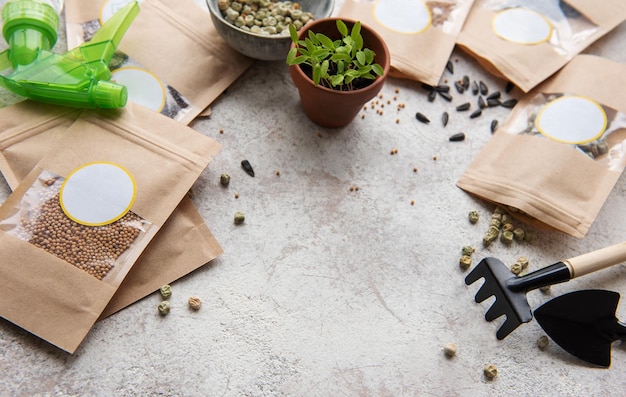 Foto microgreen-samen in papiertüten und mikrogreen-aussaatgeräte auf dem tisch gesunde lebensmittel