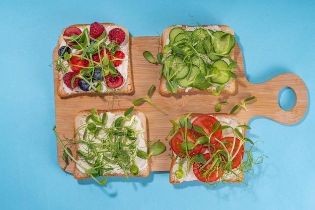 Microgreen-Sandwiches mit Gemüse und Obst