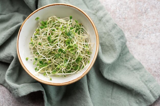 Microgreens cultivados en un frasco