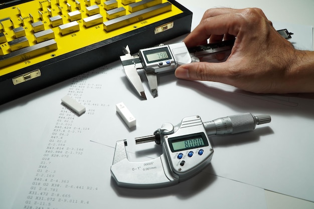 Los micrómetros digitales y los calibradores vernier digitales realizan la calibración en grados de bloque. Bloques calibradores Precisión Métrica