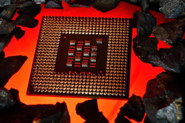 El microprocesador de la computadora se encuentra en el primer plano de brasas