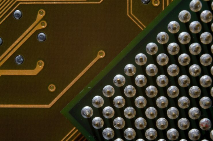 Foto microprocesador en el fondo del microcircuito de la placa base