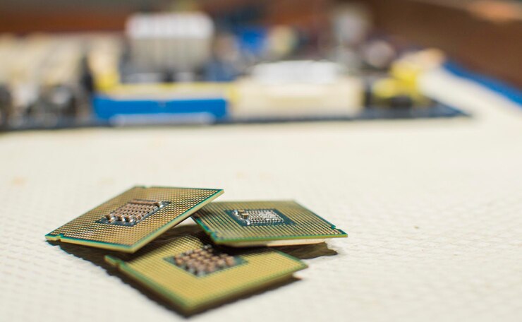 Foto microprocesadores de computadora aislados tres procesadores de computadora con una placa base de computadora