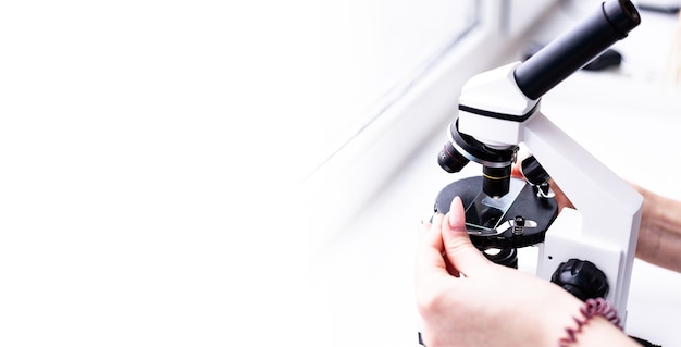 Foto un microscopio blanco sobre la mesa un laboratorio científico laboratorio de ciencias médicas analizar