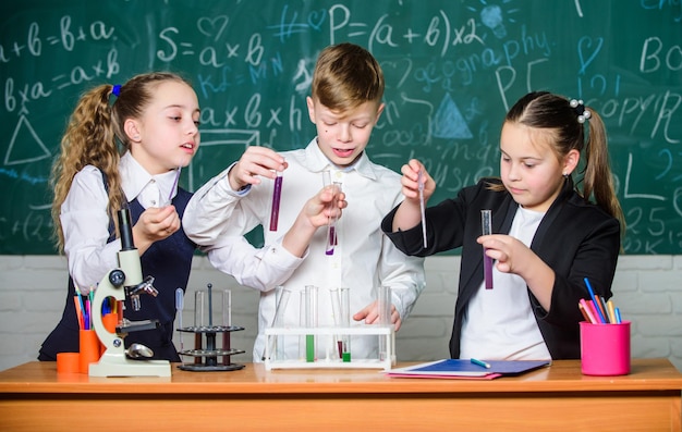 Microscópio de química Crianças aprendendo química no laboratório escolar alunos fazendo experimentos de biologia com microscópio Crianças pequenas no laboratório Microscópio de laboratório Melhorando a medicina moderna