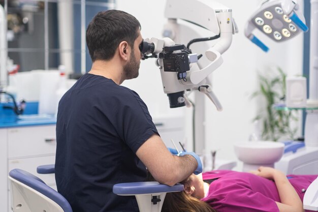 Microscopio dental innovador para el chequeo del dentista de la cavidad del paciente que usa equipo para dientes de mujer