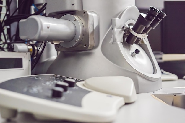 Microscópio eletrônico de transmissão em um laboratório científico.